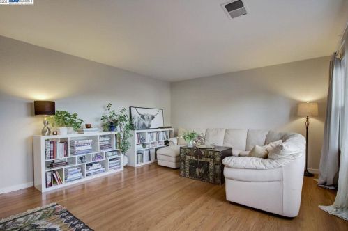 1875 Granada Dr, Concord CA 94519-1330 exterior