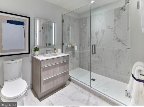 301 Broad St, Philadelphia PA  19107-1094 exterior