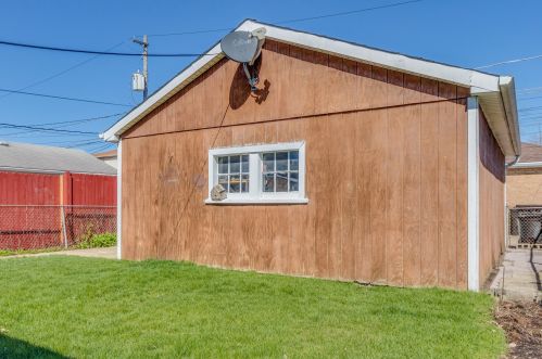 5735 Monitor Ave, Chicago IL 60638-3621 exterior