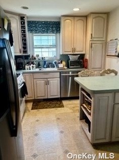 1559 Feureisen Ave, Bohemia NY 11716-1527 exterior