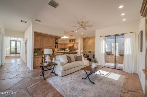 5761 Echo Canyon Cir, Phoenix AZ  85018-1270 exterior