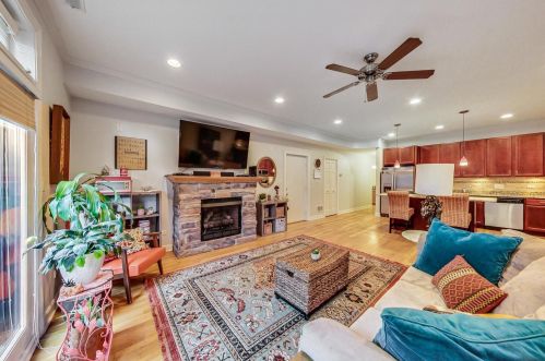 2457 Foster Ave, Chicago, IL 60625-7320