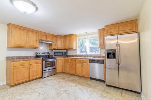 36 Park Avenue Ext, Uncasville CT 06382-1817 exterior