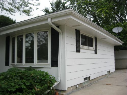 8910 Cheyenne St, Milwaukee, WI 53224-4806