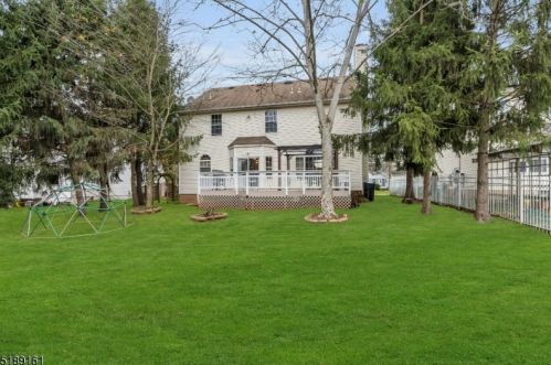 26 Francis Dr, Bridgewater NJ  08807-5714 exterior