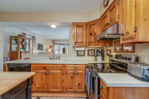 4 Hampshire Dr, Concord NH 03301-5914 exterior