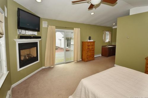 4 Autumn Dr, Enfield CT 06082-6236 exterior