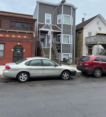 9235 Brandon Ave, Chicago, IL 60617-4629