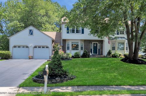 5 Gibbons Ct, Middletown, NJ 07748-1863