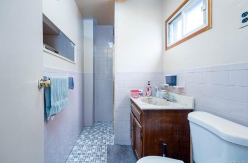 601 226 St, Bronx NY 10466-3932 exterior