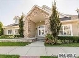 17 Morley Cir, Huntington Station NY 11747-4827 exterior