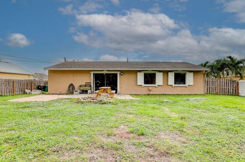 2351 Fruit Ave, Fort Pierce FL 34952-7422 exterior