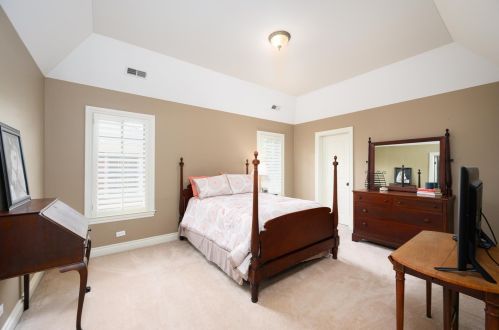 562 Linden Ave, Elmhurst IL 60126-4029 exterior