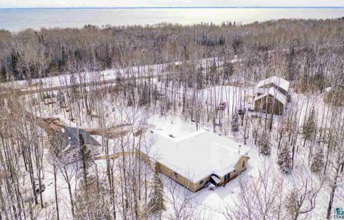 9127 Superior St, Duluth MN 55812-2139 exterior