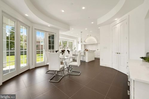 9318 Cranford Dr, Rockville MD 20854-2231 exterior