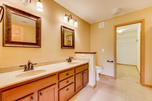 1932 Shamrock Pl, Chaska MN 55318-5405 exterior