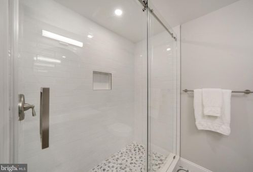 2809 James Dr, Alexandria VA  22303-1338 exterior