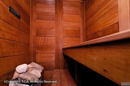 1077 River Rd, Edgewater NJ 07020-1336 exterior