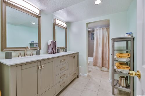 1768 Abbedale Ln, Sandy UT 84092-3723 exterior