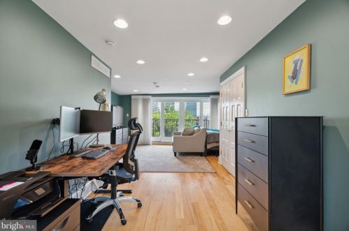 128 Bainbridge St, Philadelphia PA  19147-2402 exterior