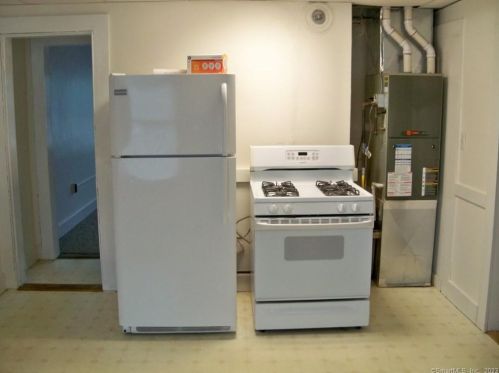 104 Meadow St, Wallingford CT 06492-3614 exterior