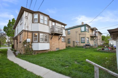 8616 Capitol Dr, Milwaukee, WI 53222-1731