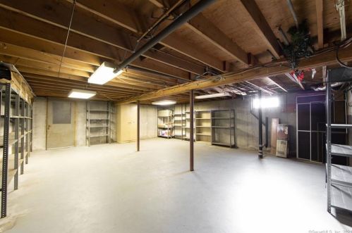 33 Tabor Rd, Enfield CT 06082-2056 exterior