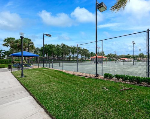 8602 Logia Cir, Boynton Beach FL 33472-7112 exterior