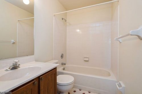 301 Porter Way, Bridgewater NJ 08807-3540 exterior