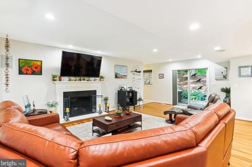 18052 Ml Crk Dr, Rockville MD 20855-1000 exterior