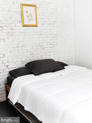 2026 Howard St, Philadelphia PA 19148-3334 exterior