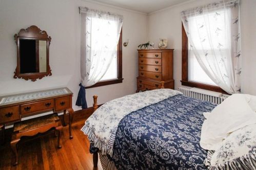 135 Gibbs Ave, Middletown RI 02840-2258 exterior