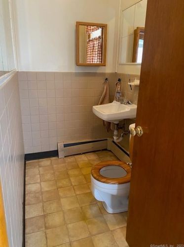 75 Orchard St, Wallingford CT 06492-4130 exterior