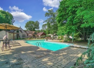 8 White Spruce Cir, Commack NY 11725-4323 exterior