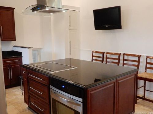 31 Mayflower Ln, Meriden CT 06450-3522 exterior