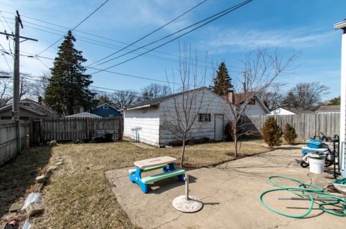 1112 Hickory St, Waukegan IL 60085-1937 exterior