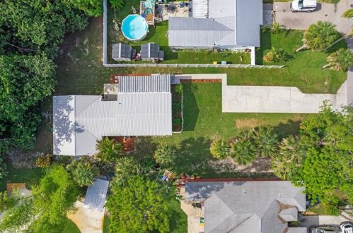 1423 Shadowlawn Dr, Naples FL 34112-4850 exterior