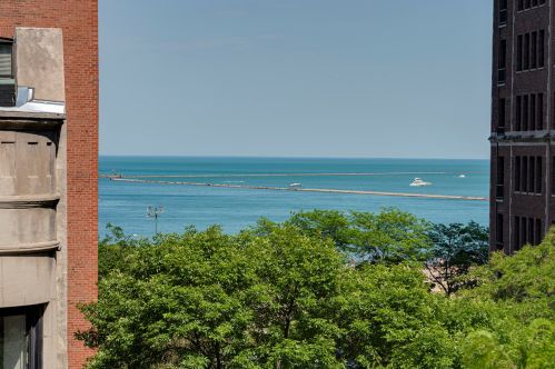 64 Elm St, Chicago IL  60611-1019 exterior