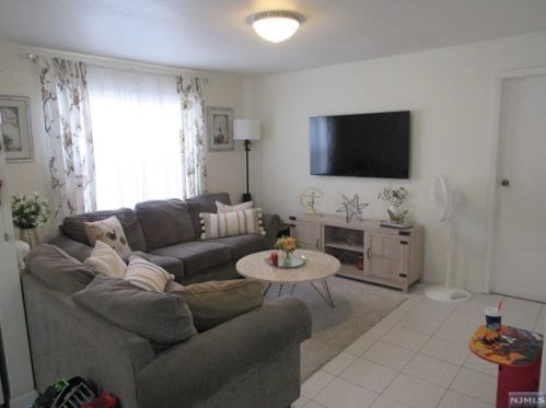 53 Hamilton Ave, Fairview NJ 07022-2040 exterior