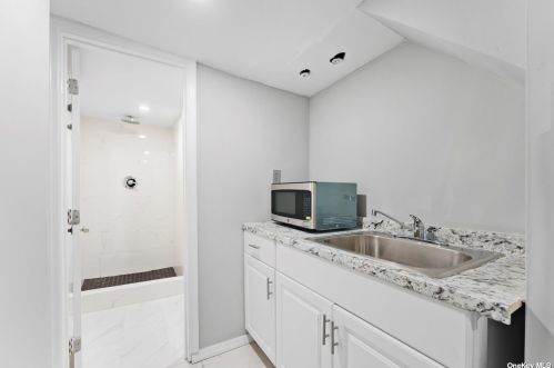 4031 Rombouts Ave, Bronx NY  10466-2513 exterior