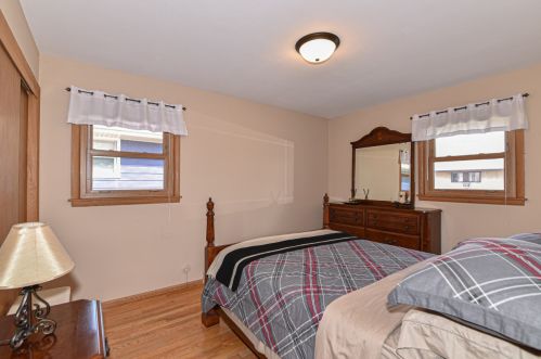 4460 15 St, Milwaukee WI 53221-2320 exterior