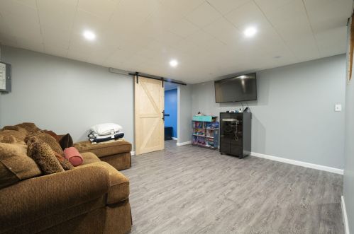 15 Westmont Dr, Grand Rapids MI 49504-6031 exterior