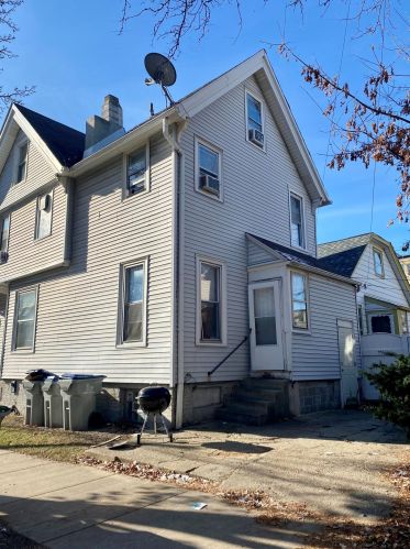 938 Pearson St, Milwaukee WI 53202-1522 exterior