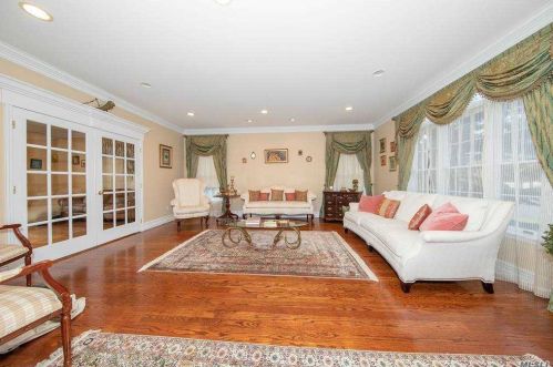 15 Aly Pond Ct, Huntington Station NY 11746-5875 exterior