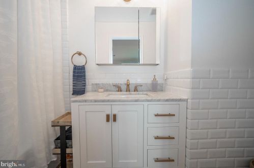 328 Lemonte St, Philadelphia PA 19128-4520 exterior