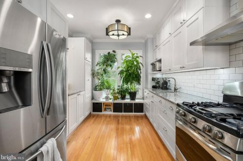 3803 Courtland Cir, Alexandria VA 22305-2061 exterior