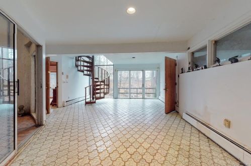 25 Sparrowbush Rd, Upper Saddle River NJ 07458-1420 exterior