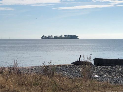 12 Laurel Ave, Milford, CT 06460-6010