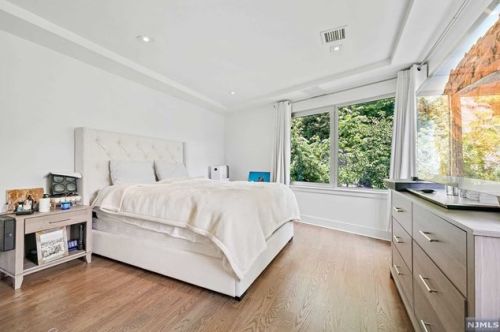 24 Casta Ln, Edgewater NJ 07020-1504 exterior