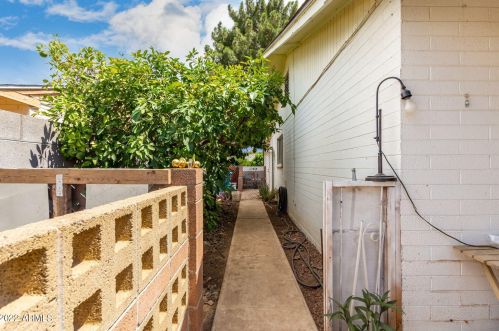 6182 Earll Dr, Phoenix AZ 85033-5841 exterior